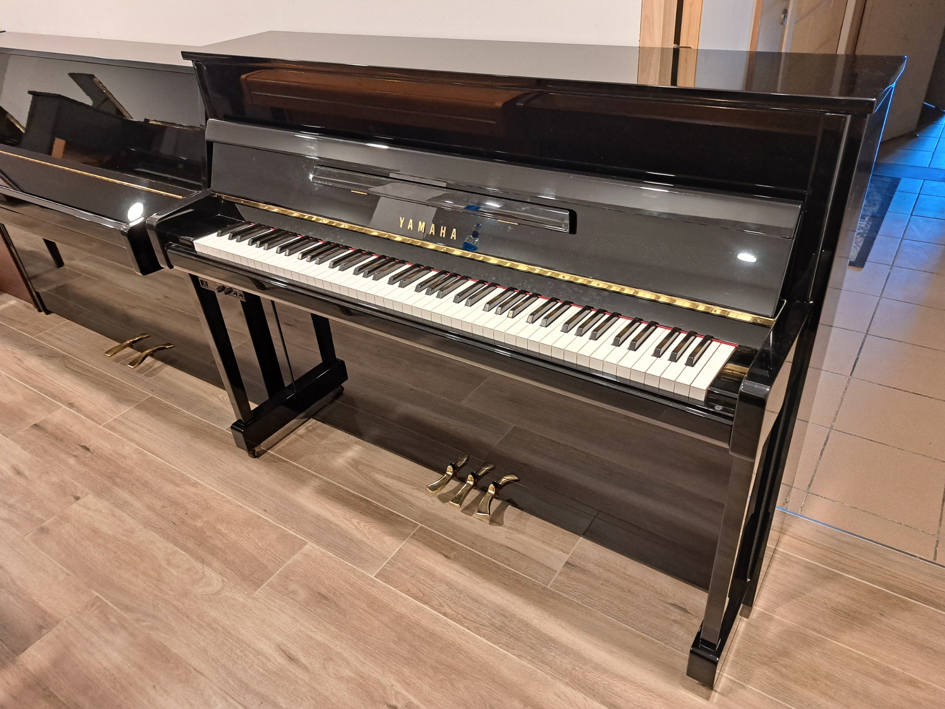 Piano droit YAMAHA B2-PE neuf 113 cm noir brillant